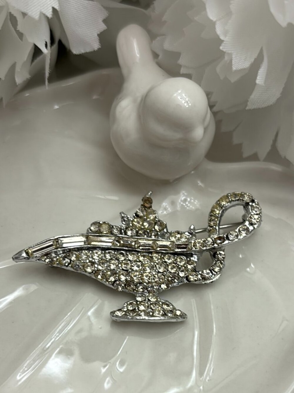 VINTAGE RHINESTONE ALADDIN-STYLE BROOCH